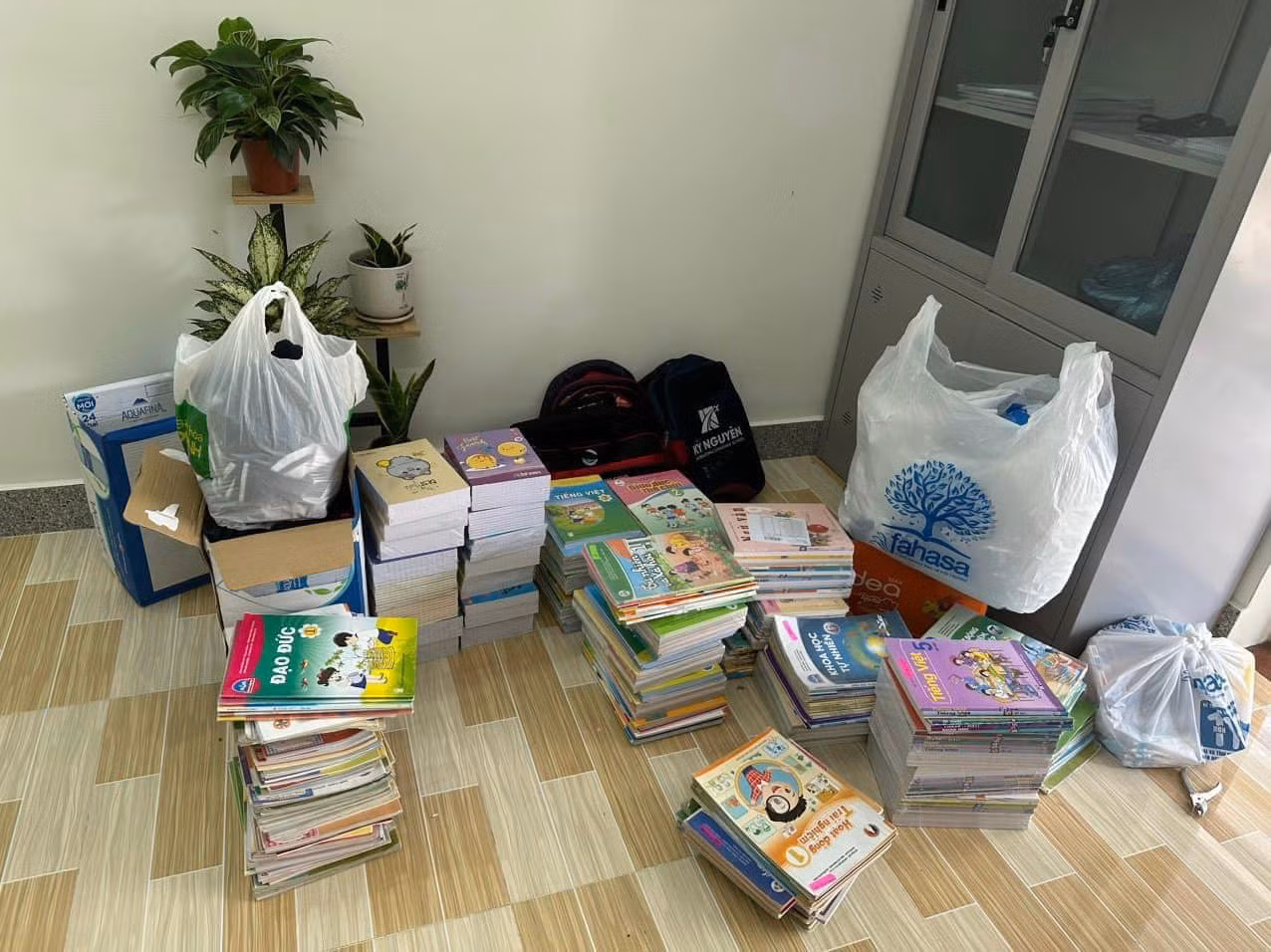 Sách cũ được bao bọc lại sẵn sàng trao tặng học sinh. Sách cũ được bao bọc lại sẵn sàng trao tặng học sinh.