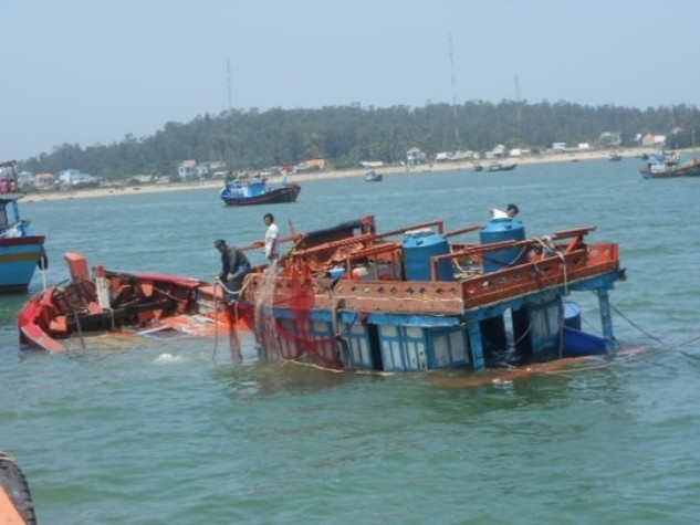 Hình ảnh tàu cá Việt Nam bị đâm chìm (ảnh minh họa) Hình ảnh tàu cá Việt Nam bị đâm chìm (ảnh minh họa)