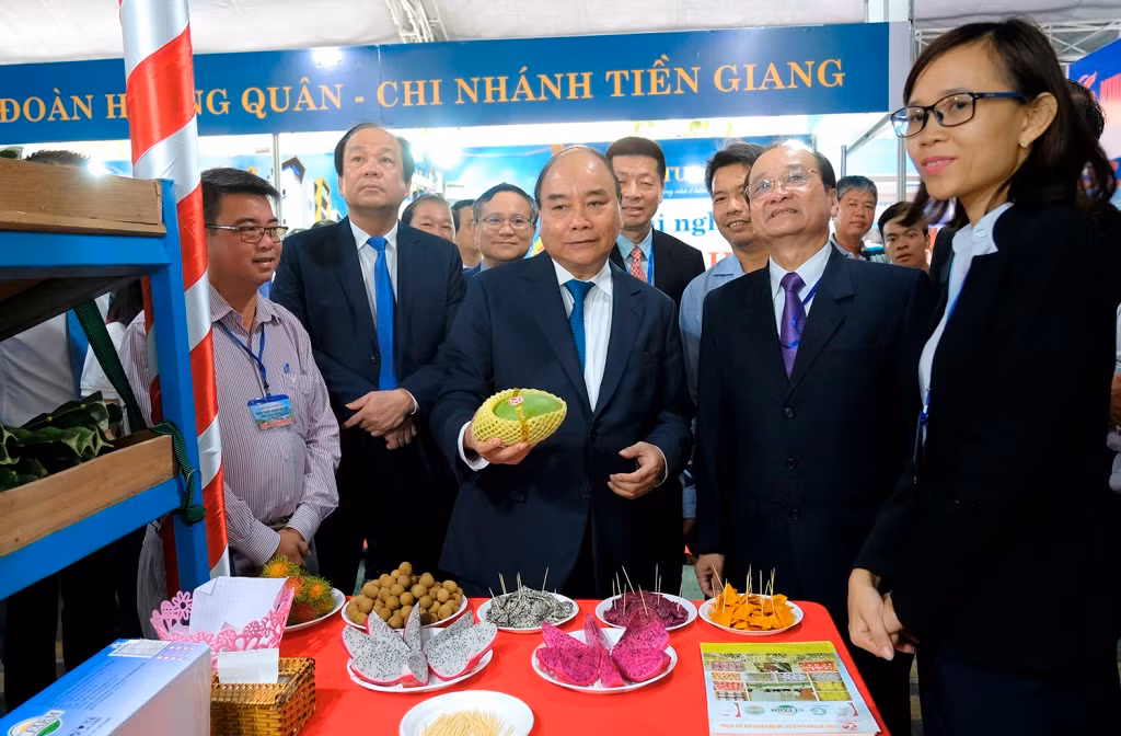Thủ tướng thăm quan các sản phẩm được giới thiệu tại Hội nghị (Ảnh: VGP)