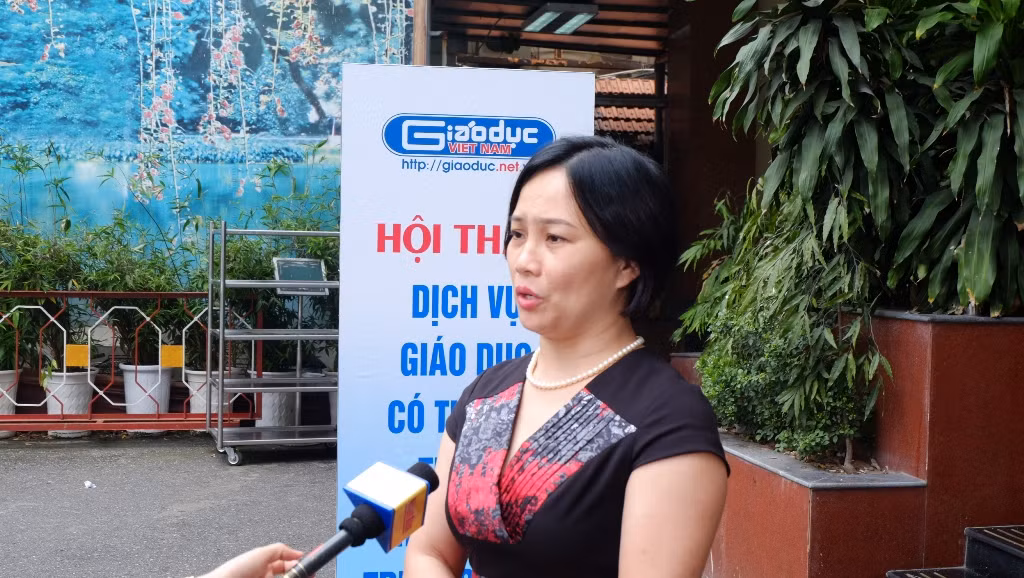Một phụ huynh nêu quan điểm về dịch vụ có thu phí trong trường công. (Ảnh: Lại Cường)