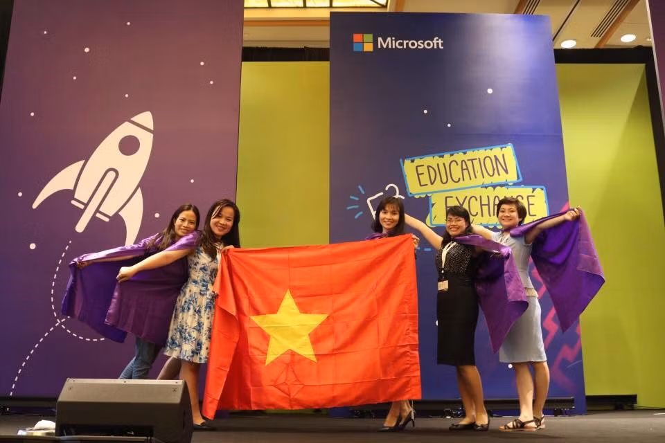 Cô Tô Thị Như Quỳnh (ngoài cùng bên trái) cùng các giáo viên Việt Nam tại Diễn đàn giáo dục toàn cầu. Ảnh: NVCC Cô Tô Thị Như Quỳnh (ngoài cùng bên trái) cùng các giáo viên Việt Nam tại Diễn đàn giáo dục toàn cầu. Ảnh: NVCC