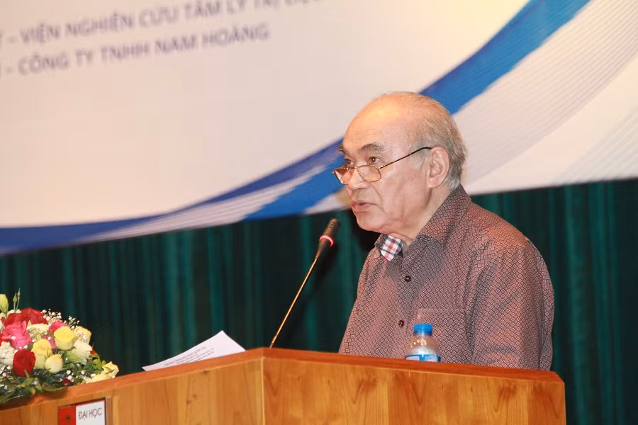 Giáo sư, Tiến sĩ Khoa học Lâm Quang Thiệp chủ tọa tiểu ban thảo luận nội dung về Hệ thống giáo dục mở. Ảnh: Trinh Phúc