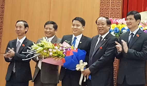Ông Trần Văn Tân (thứ 3 từ trái sang) được bầu làm Phó Chủ tịch UBND tỉnh Quảng Nam. Ảnh: Sài Gòn Giải phóng. Ông Trần Văn Tân (thứ 3 từ trái sang) được bầu làm Phó Chủ tịch UBND tỉnh Quảng Nam. Ảnh: Sài Gòn Giải phóng.