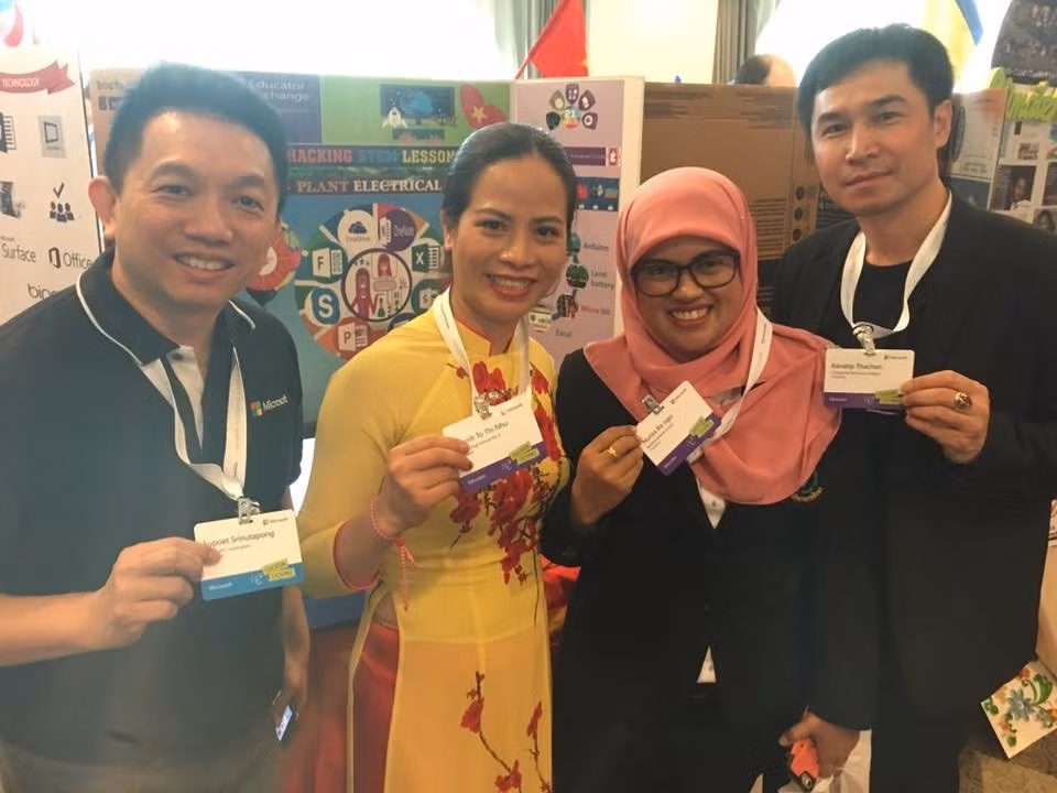 Cô Tô Thị Như Quỳnh (thứ 2 từ trái sang) cùng các giáo viên từ các nước tại Diễn đàn giáo dục toàn cầu. Ảnh: NVCC Cô Tô Thị Như Quỳnh (thứ 2 từ trái sang) cùng các giáo viên từ các nước tại Diễn đàn giáo dục toàn cầu. Ảnh: NVCC