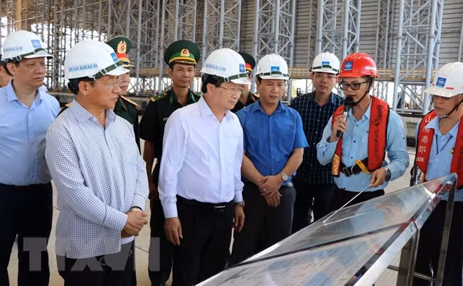 Phó Thủ tướng Trịnh Đình Dũng kiểm tra khu vực cảng biển của Công ty Formosa. (Ảnh. Công Tường/TTXVN) Phó Thủ tướng Trịnh Đình Dũng kiểm tra khu vực cảng biển của Công ty Formosa. (Ảnh. Công Tường/TTXVN)