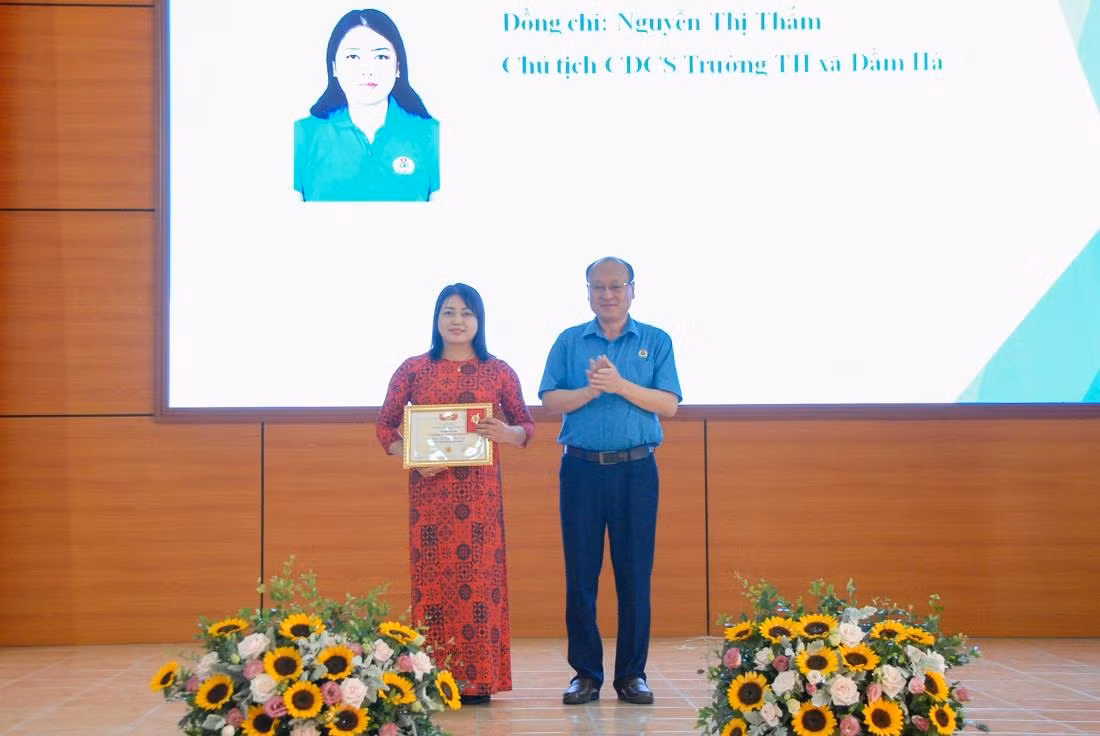 Cô giáo Nguyễn Thị Thắm nhận Kỷ niệm chương "Vì sự nghiệp xây dựng tổ chức Công đoàn" của Tổng Liên đoàn Lao động Việt Nam năm 2019. (Ảnh: Văn Bá) Cô giáo Nguyễn Thị Thắm nhận Kỷ niệm chương "Vì sự nghiệp xây dựng tổ chức Công đoàn" của Tổng Liên đoàn Lao động Việt Nam năm 2019. (Ảnh: Văn Bá)