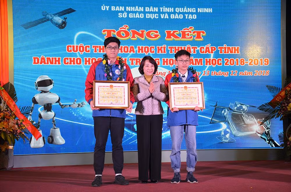 Lê Tuấn (bên trái) được trường Đại học bang Ohio (Mỹ) chọn đào tạo chương trình tài năng (Ảnh: CTV)