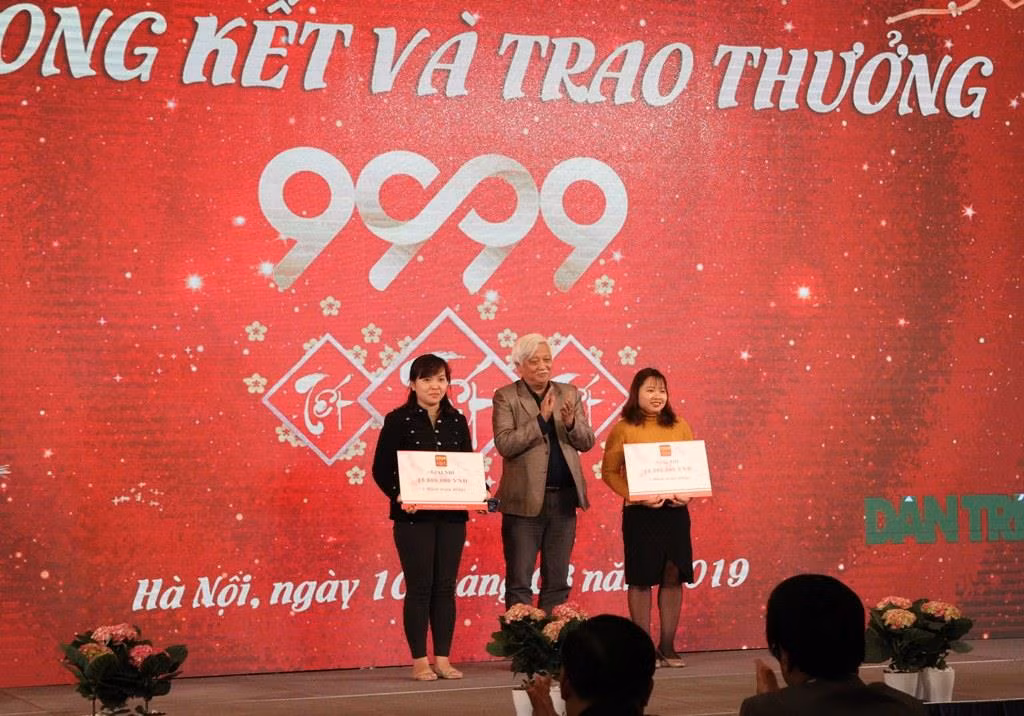 Đại biểu Dương Trung Quốc trao tặng giải thưởng cho các cá nhân tại lễ Tổng kết và trao giải thưởng "9999 Tết". Ảnh: Đỗ Thơm