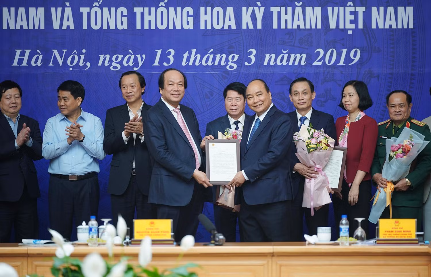 Thủ tướng trao thư khen cho Văn phòng Chính phủ. Ảnh: VGP