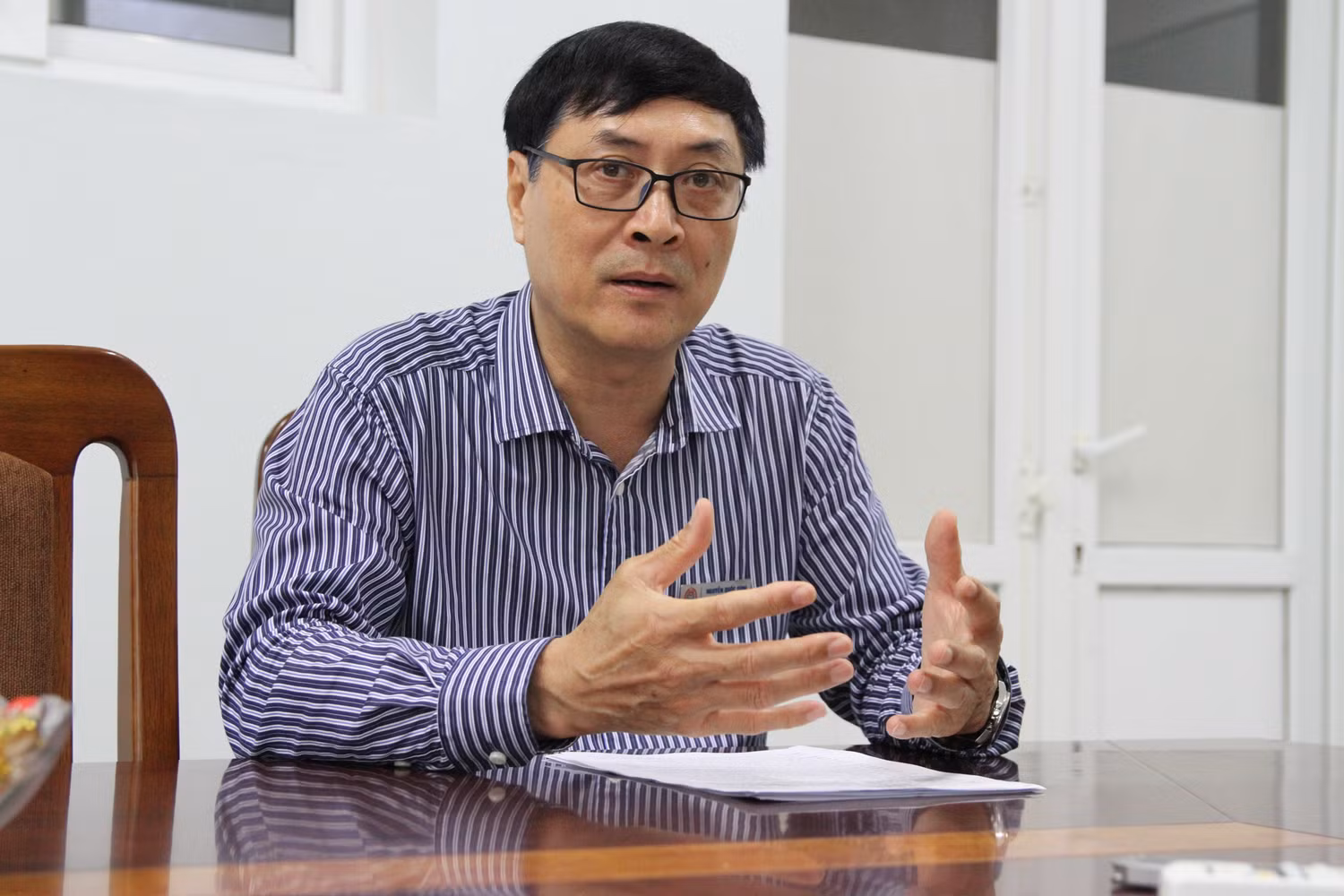 Thầy Nguyễn Quốc Bình - Hiệu trưởng nhà trường trao đổi với phóng viên. Ảnh: Đỗ Thơm