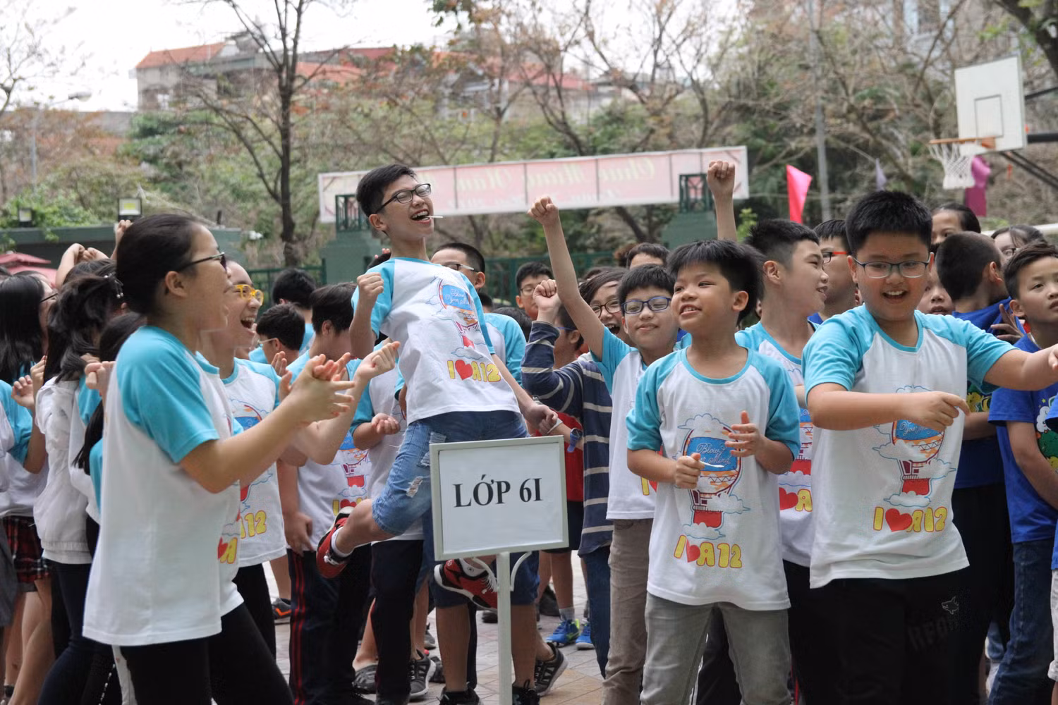 Niềm vui của các em học sinh khi tham gia chương trình trải nghiệm "Một ngày là học sinh lớp 6" tại trường. Ảnh: Đỗ Thơm