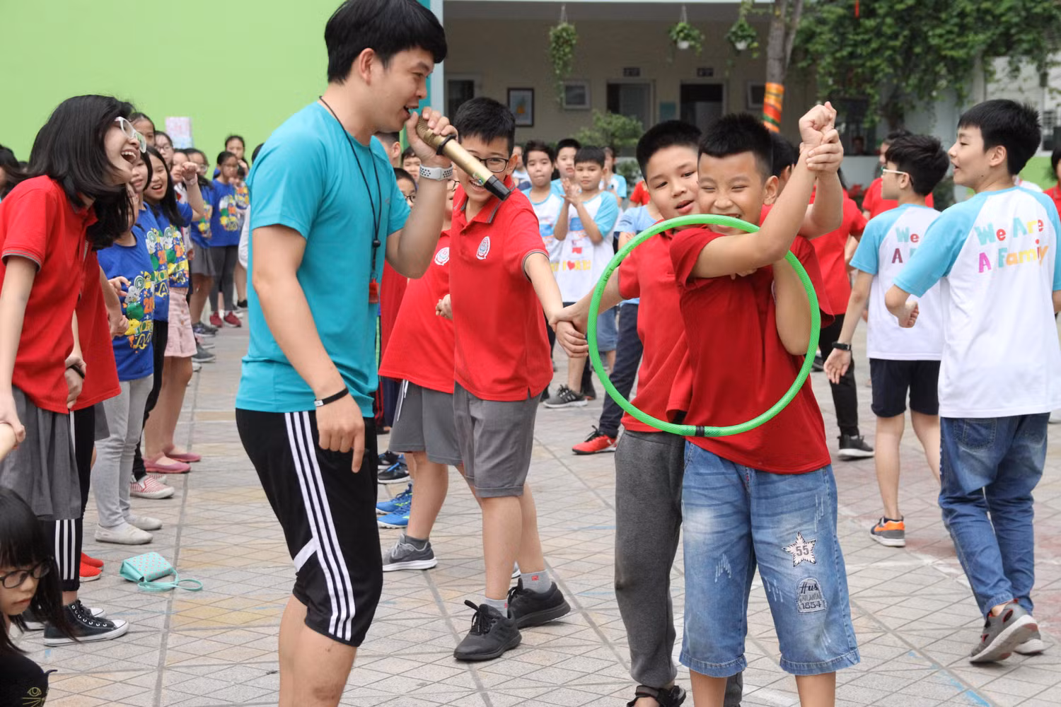 Các em học sinh lớp 5 tham gia trải nghiệm "Một ngày là học sinh lớp 6" tại trường. Ảnh: Đỗ Thơm