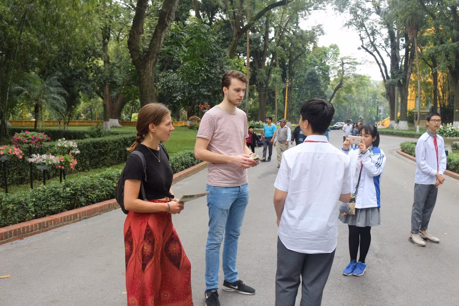 Học sinh Ban Mai tự tin trò chuyện với du khách nước ngoài tham quan Lăng Bác. Ảnh: Nhà trường cung cấp.