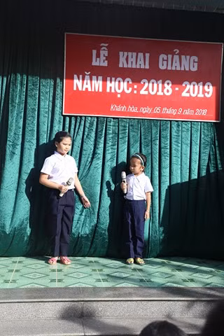 Học sinh trên đảo với tiết mục văn nghệ trong Lễ khai giảng. (Ảnh: T.H)