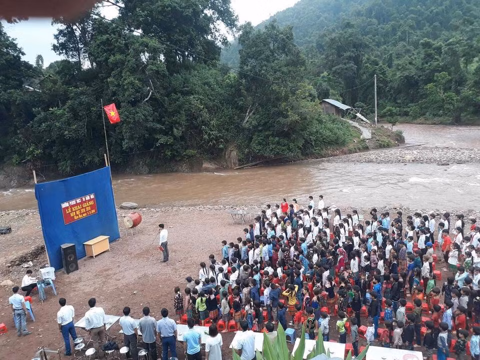 Thầy và trò Trường Nậm Ngà làm lễ chào cờ và khai giảng năm học mới. (Ảnh: T.R)