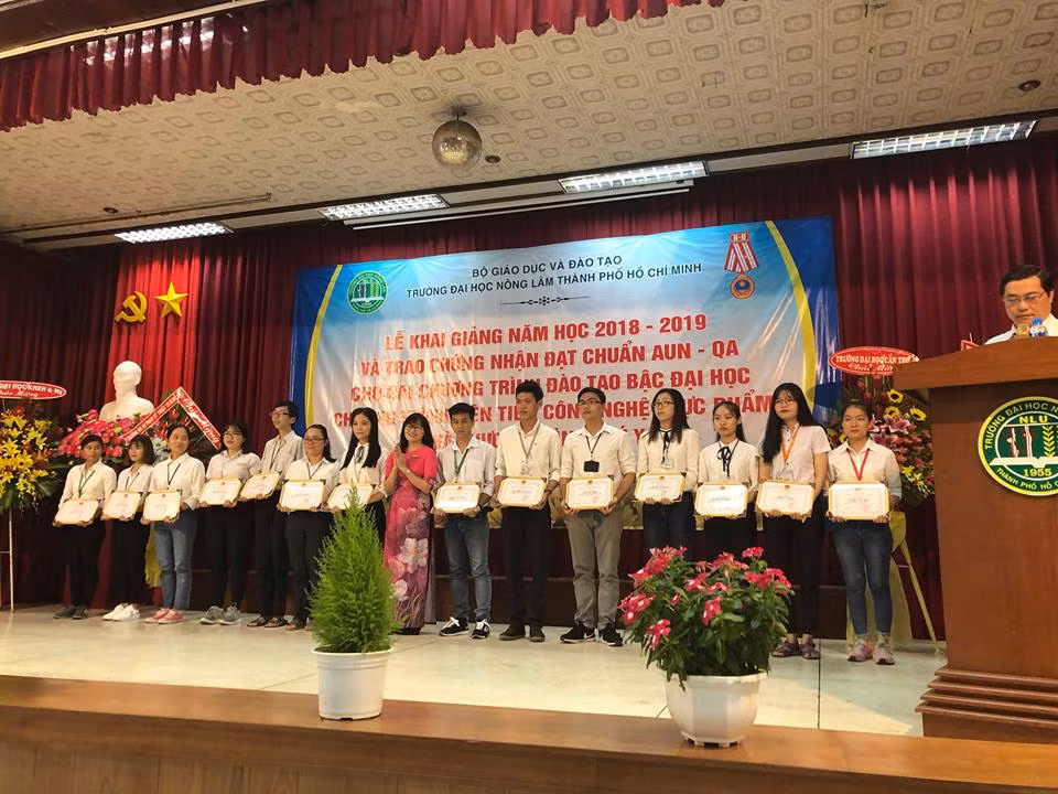 Các sinh viên tiêu biểu được tuyên dương tại buổi lễ khai giảng. (Ảnh: H.L)