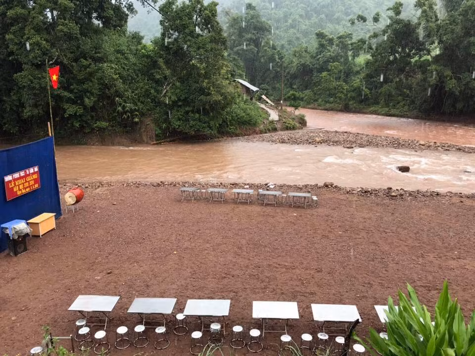 Trường Tiểu học Trung học cơ sở Trung học phổ thông Nậm Ngà trước giờ khai giảng. (Ảnh: T.R)