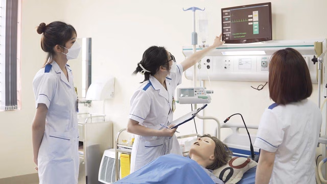 Sinh viên Trường Đại học Điều dưỡng Nam Định trong giờ thực hành (Nguồn: Trường Đại học Điều dưỡng Nam Định)