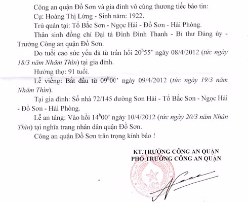 Thông báo tin buồn mẹ trưởng công an quận mất do cấp dưới ký. Ảnh: Độc giả cung cấp.