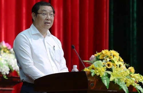 Ông Huỳnh Đức Thơ, Chủ tịch Ủy ban nhân dân thành phố Đà Nẵng sẽ chịu trách nhiệm thế nào nếu kiến nghị của cử tri là đúng?. (Ảnh: Tấn Tài/giaoduc.net.vn.) Ông Huỳnh Đức Thơ, Chủ tịch Ủy ban nhân dân thành phố Đà Nẵng sẽ chịu trách nhiệm thế nào nếu kiến nghị của cử tri là đúng?. (Ảnh: Tấn Tài/giaoduc.net.vn.)