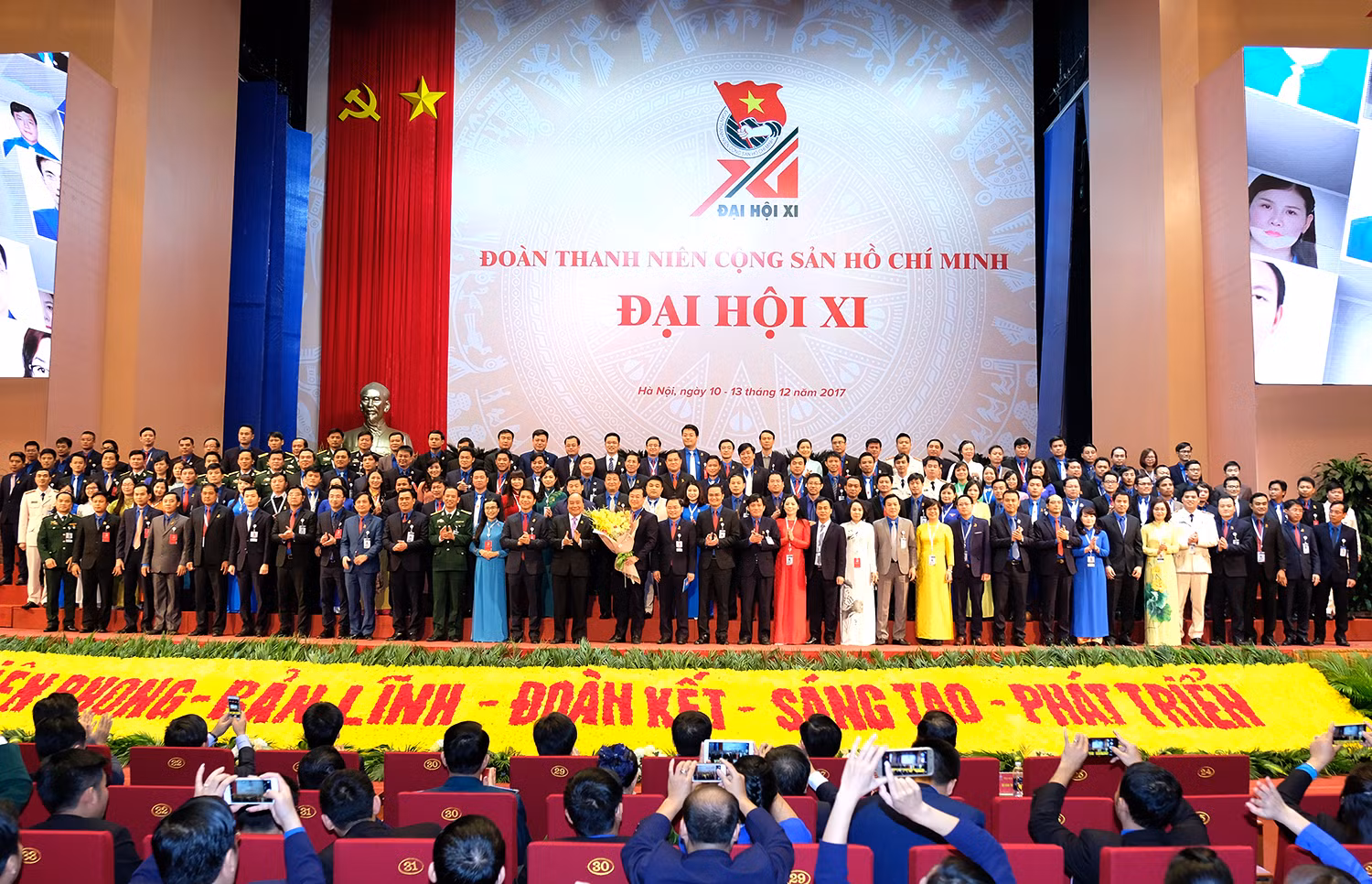 Thủ tướng Nguyễn Xuân Phúc với Ban chấp hành Trung ương Đoàn nhiệm kỳ mới (Ảnh: VPCP).