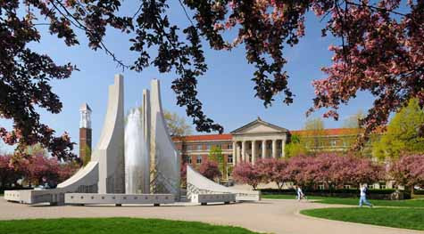 10. Đại học Purdue - West Lafayette (đồng hạng) Trường nằm ở bang Indiana, là một trường công lập được thành lập vào năm 1869. Quy mô của trường khá lớn, tổng số sinh viên lên đến 30.836 người. Đại học Purdue - West Lafayette xếp hạng 62 (năm 2012). Học phí và lệ phí khoảng 10.000 USD, sinh viên bang khác phải đóng gần 27.000 USD.
