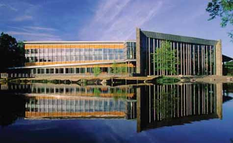 Đại học Cornell có hơn 500 tổ chức sinh viên trong trường. Sinh viên năm đầu sống chung với nhau trên khuôn viên phía bắc. Trường nổi tiếng vì sự nghiên cứu đa dạng ở nhiều lĩnh công nghệ nano, siêu máy tính, công nghệ sinh học…