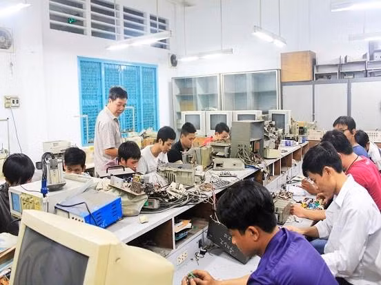 ọc viên học nghề sửa chữa điện tử ở Trung tâm đào tạo nghề Tân Bình,Thành phố Hồ Chí Minh. Ảnh minh họa: Báo điện tử Đảng cộng sản Việt Nam