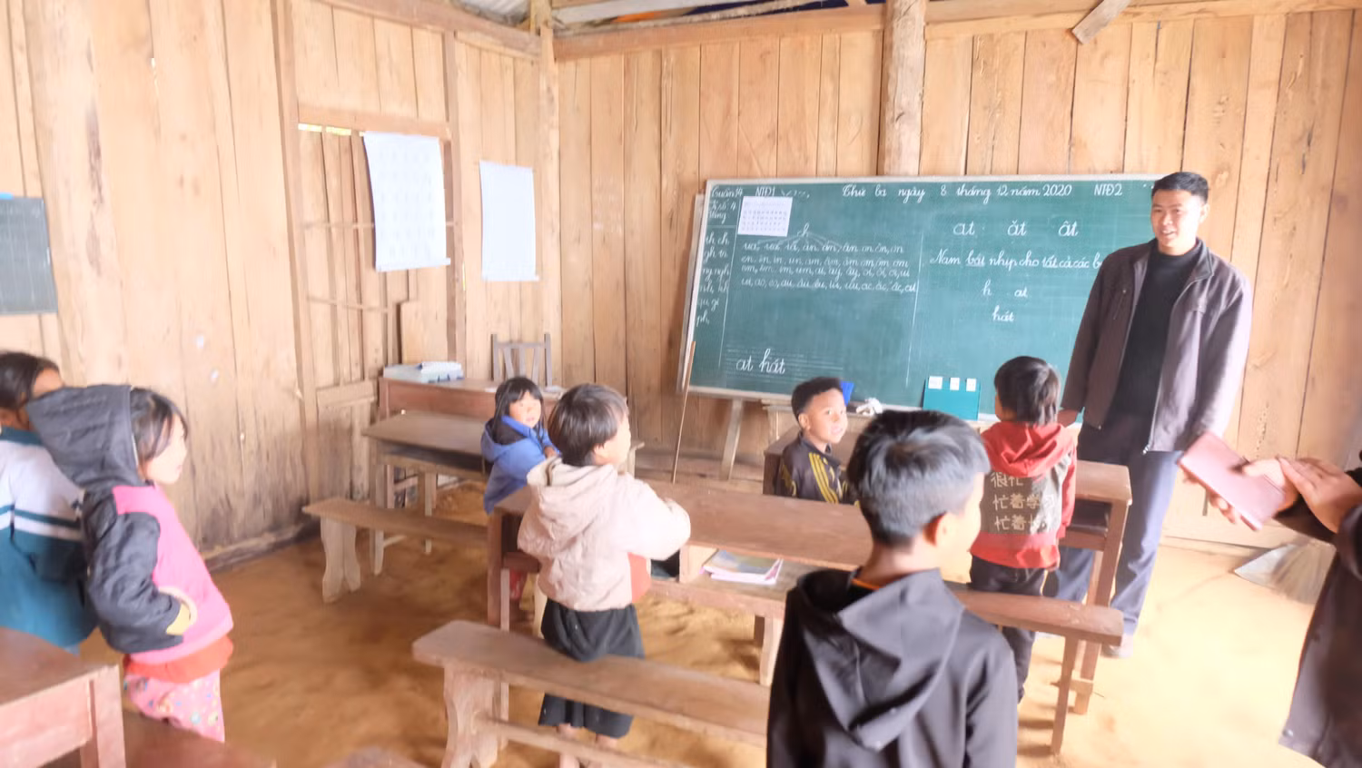 Sau cống hiến, các thầy cô cũng mong muốn được "an cư, lạc nghiệp". Ảnh minh họa: LC Sau cống hiến, các thầy cô cũng mong muốn được "an cư, lạc nghiệp". Ảnh minh họa: LC