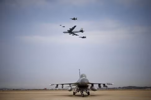 B-52 mang theo tên lửa hạt nhân dưới sự hộ tống của một số chiến đấu cơ đã có mặt tại Hàn Quốc trưa nay, ảnh: SCMP.