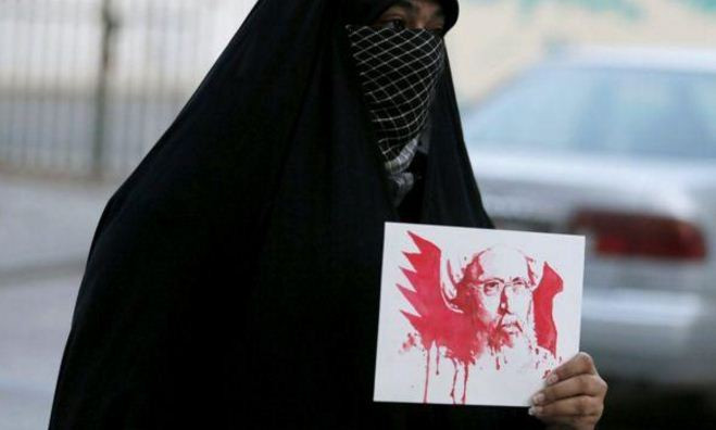 Một người phụ nữ Bahrain mang tấm hình Giáo sĩ Sheikh Nimr al-Nimr – người mà cái chết đã mở đầu cho cuộc khủng hoảng Iran - Ả rập. Ảnh: Reuters. Một người phụ nữ Bahrain mang tấm hình Giáo sĩ Sheikh Nimr al-Nimr – người mà cái chết đã mở đầu cho cuộc khủng hoảng Iran - Ả rập. Ảnh: Reuters.