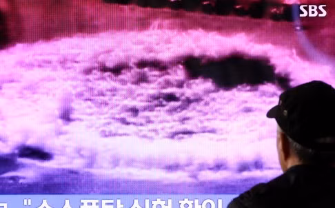 Một người Hàn Quốc theo dõi bản tin trên truyền hình tại Seoul về vụ Triều Tiên tuyên bố thử thành công "bom nhiệt hạch". Ảnh: Bloomberg/SCMP. Một người Hàn Quốc theo dõi bản tin trên truyền hình tại Seoul về vụ Triều Tiên tuyên bố thử thành công "bom nhiệt hạch". Ảnh: Bloomberg/SCMP.