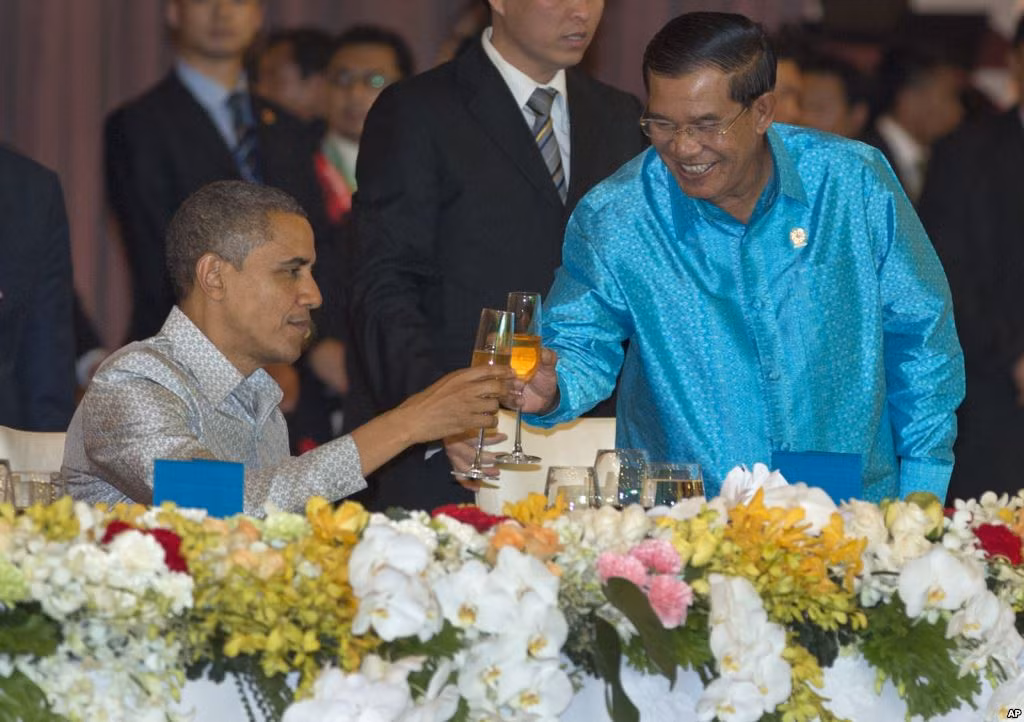 Tổng thống Mỹ Barack Obama và Thủ tướng Campuchia Hun Sen, ảnh: VOA.