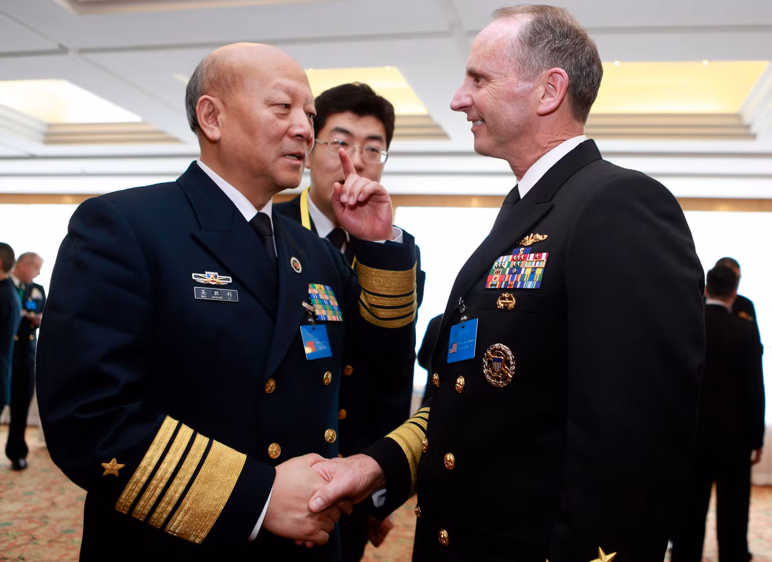 Tư lệnh Hải quân Trung Quốc Ngô Thắng Lợi và Tham mưu trưởng Hải quân Hoa Kỳ John Richardson, ảnh: Reuters.