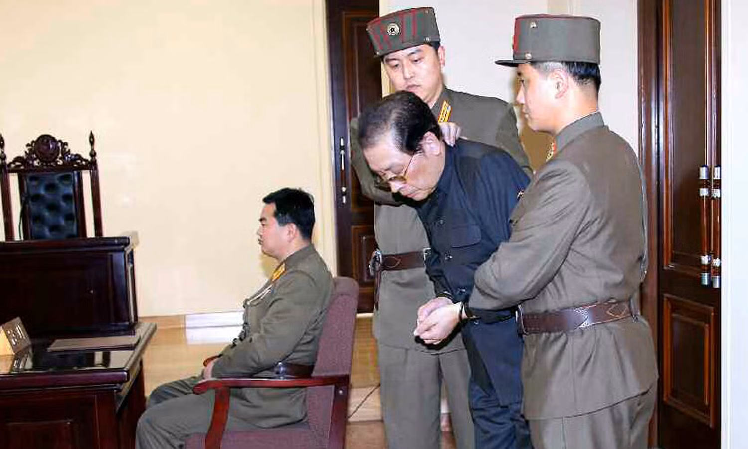 Vụ Bắc Triều Tiên hành quyết ông Jang Song-thaek cũng gây chấn động dư luận. Ảnh: The Guardian.