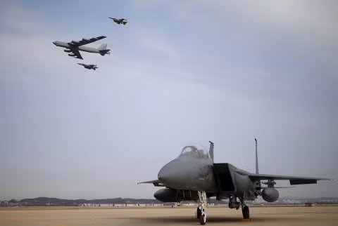Máy bay ném bom chiến lược B-52 Hoa Kỳ tại Hàn Quốc, ảnh: Businessinsider.