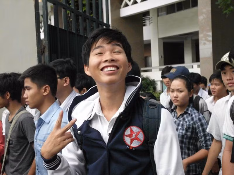 Thí sinh này cười tít mắt vì làm được bài (Ảnh: Dương Cầm)