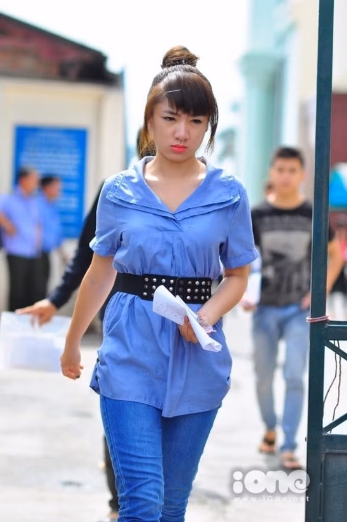 Bạn nữ này bước ra hội đồng thi Đại học Kinh doanh công nghệ sáng 9/7 sau giờ thi môn Văn. ĐÁP ÁN CHÍNH THỨC CỦA BỘ GIÁO DỤC: TOÀN BỘ ĐÁP ÁN ĐH KHỐI B 2012 -TOÀN BỘ ĐÁP ÁN ĐH KHỐI A 2012 - TOÀN BỘ ĐÁP ÁN ĐH TOÁN, VĂN KHỐI D 2012 -TOÀN BỘ ĐÁP ÁN ĐH KHỐI C 2012 - ĐÁP ÁN ĐH CÁC MÔN NGOẠI NGỮ KHỐI D 2012