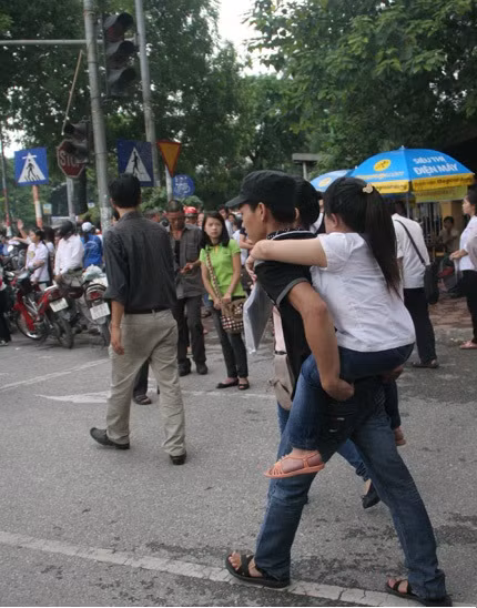Cả hai anh em đều nhanh chóng ra về và tỏ ra khá e ngại khi nói về bản thân mình Cả hai anh em đều nhanh chóng ra về và tỏ ra khá e ngại khi nói về bản thân mình