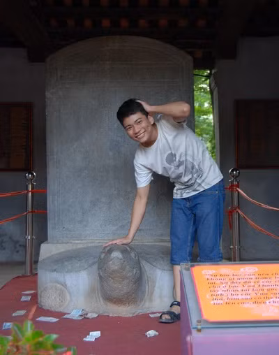 Bị phát hiện khi đang sờ đầu rùa, sĩ tử này tỏ ra ngượng ngịu. ĐÁP ÁN THI CAO ĐẲNG 2012 CỦA BỘ GIÁO DỤC: ĐÁP ÁN TIẾNG ANH KHỐI A1, D HỆ CAO ĐẲNG 2012 - ĐÁP ÁN MÔN VẬT LÍ KHỐI A, A1 HỆ CAO ĐẲNG 2012 - ĐÁP ÁN MÔN HÓA KHỐI A, B - ĐÁP ÁN MÔN TOÁN KHỐI A, A1, B, D HỆ CAO ĐẲNG 2012 - ĐÁP ÁN MÔN VĂN KHỐI C, D HỆ CAO ĐẲNG 2012 - ĐÁP ÁN TIẾNG TRUNG, PHÁP, NGA HỆ CAO ĐẲNG 2012