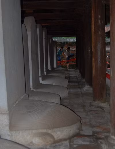 Hai sĩ tử này leo hàng rào màu đỏ để vào trong, mặc dù đã bị ngăn cấm. ĐÁP ÁN THI CAO ĐẲNG 2012 CỦA BỘ GIÁO DỤC: ĐÁP ÁN TIẾNG ANH KHỐI A1, D HỆ CAO ĐẲNG 2012 - ĐÁP ÁN MÔN VẬT LÍ KHỐI A, A1 HỆ CAO ĐẲNG 2012 - ĐÁP ÁN MÔN HÓA KHỐI A, B - ĐÁP ÁN MÔN TOÁN KHỐI A, A1, B, D HỆ CAO ĐẲNG 2012 - ĐÁP ÁN MÔN VĂN KHỐI C, D HỆ CAO ĐẲNG 2012 - ĐÁP ÁN TIẾNG TRUNG, PHÁP, NGA HỆ CAO ĐẲNG 2012