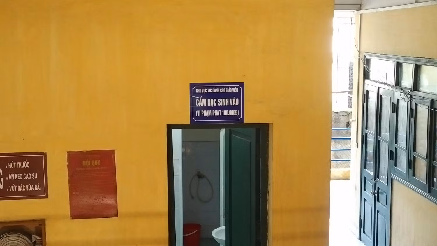 Ngay cả biển cấm trong khu vệ sinh của trường cũng có biển phạt dành cho học sinh (Ảnh: LC)