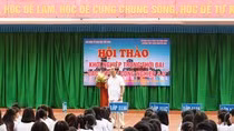 Sự nhiệt huyết của Giáo sư Nguyễn Lân Dũng đã gây ấn tượng mạnh với học sinh trường Trần Nguyên Hãn ( Ảnh: Lại Cường)