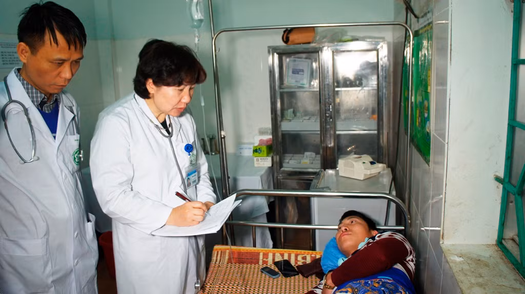 Di chứng của rượu bia để lại cho xã hội gánh nặng lớn. (Trong ảnh: Các bác sĩ khám cho nạn nhân ngộ độc rượu Lai Châu, Ảnh: Lại Cường)