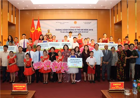 Phó Chủ tịch nước Đặng Thị Ngọc Thịnh và các đại biểu chụp ảnh cùng các em nhỏ tại Lễ phát động (Ảnh: molisa.gov.vn) Phó Chủ tịch nước Đặng Thị Ngọc Thịnh và các đại biểu chụp ảnh cùng các em nhỏ tại Lễ phát động (Ảnh: molisa.gov.vn)