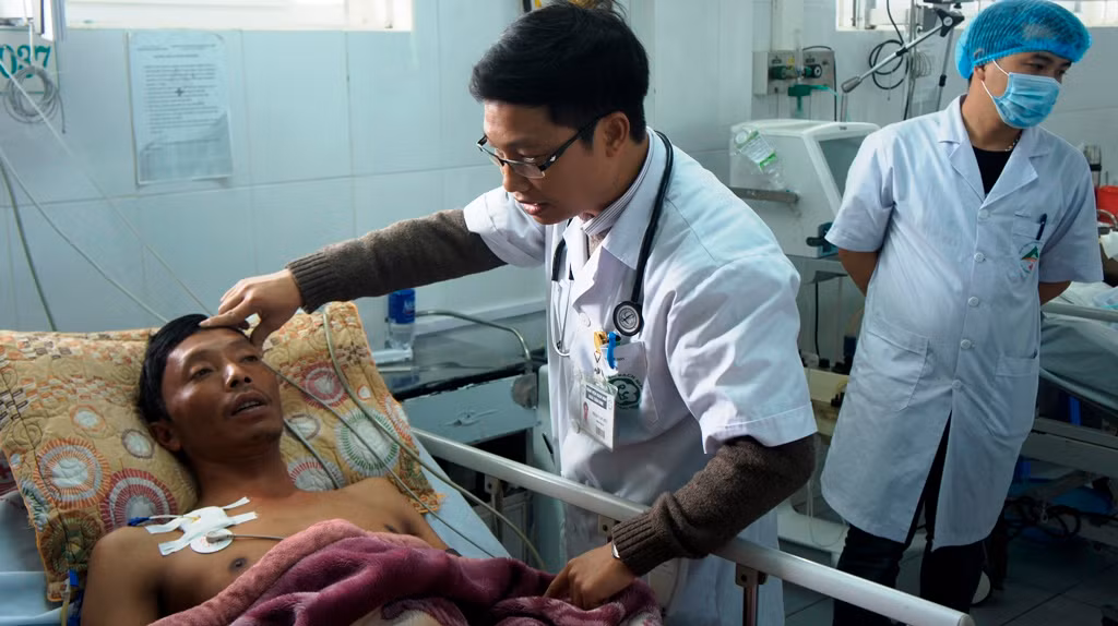 Vẫn còn thiếu những quy định mang tính phòng ngừa các tác hại của rượu, bia mang lại (Trong ảnh: Một nạn nhân của rượu. Ảnh Lại Cường)