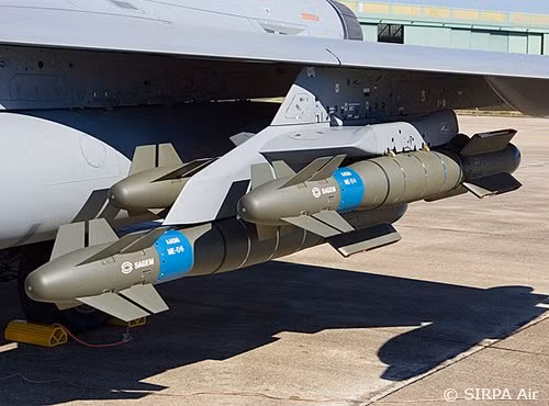 Cận cảnh tên lửa AASM lắp dưới cánh máy bay Rafale