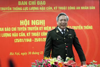 Thiếu tướng Vũ Thuật trao đổi với các phóng viên báo chí Thiếu tướng Vũ Thuật trao đổi với các phóng viên báo chí