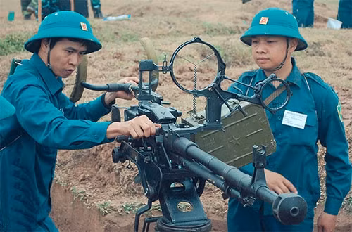 Tham gia cuộc diễn tập, bắn đạn thật còn có các khẩu đội dân quân tự vệ của các tỉnh, thành phố khu vực phía Bắc.