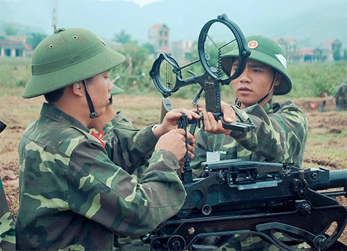 Các pháo thủ khẩu đội 12,7mm thuộc Đại đội 16, Trung đoàn 141, Sư đoàn 312 (Quân đoàn 1) chuẩn bị thực hành bắn đạn thật.